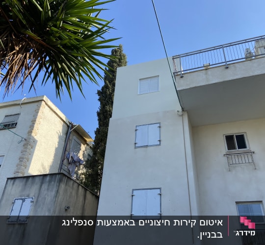 מרפסת עם מעקה מתכת על בניין גבוה